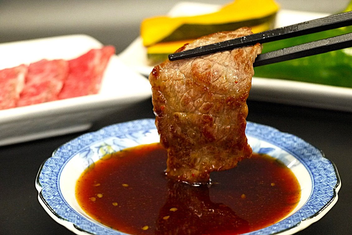辛口タイプの焼肉のたれを使った盛り付け例